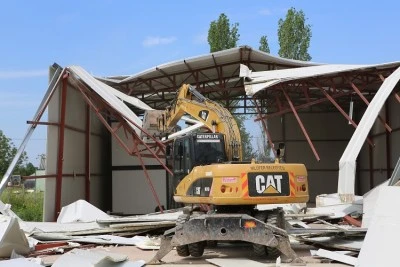 Nil&uuml;fer'de tarım alanlarına yapılan binalar yıkıldı 