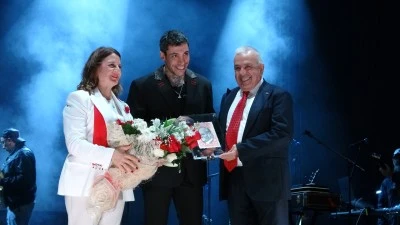 Nil&uuml;fer'de yağmura rağmen Can Bonomo ile Cumhuriyet coşkusu