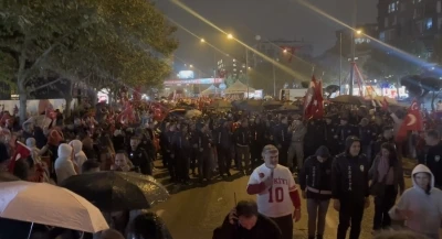 Nil&uuml;fer'de yağmura rağmen Can Bonomo ile Cumhuriyet coşkusu