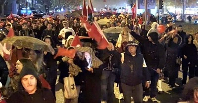 Nil&uuml;fer'de yağmura rağmen Can Bonomo ile Cumhuriyet coşkusu