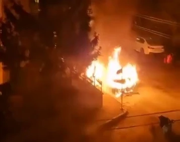 Nil&uuml;fer'de  yanan otomobil alev topuna d&ouml;nd&uuml;