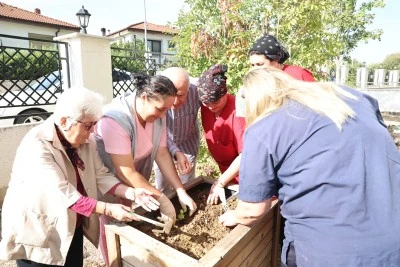 Nil&uuml;fer&rsquo;de yaşlıların ellerinden toprağa can suyu