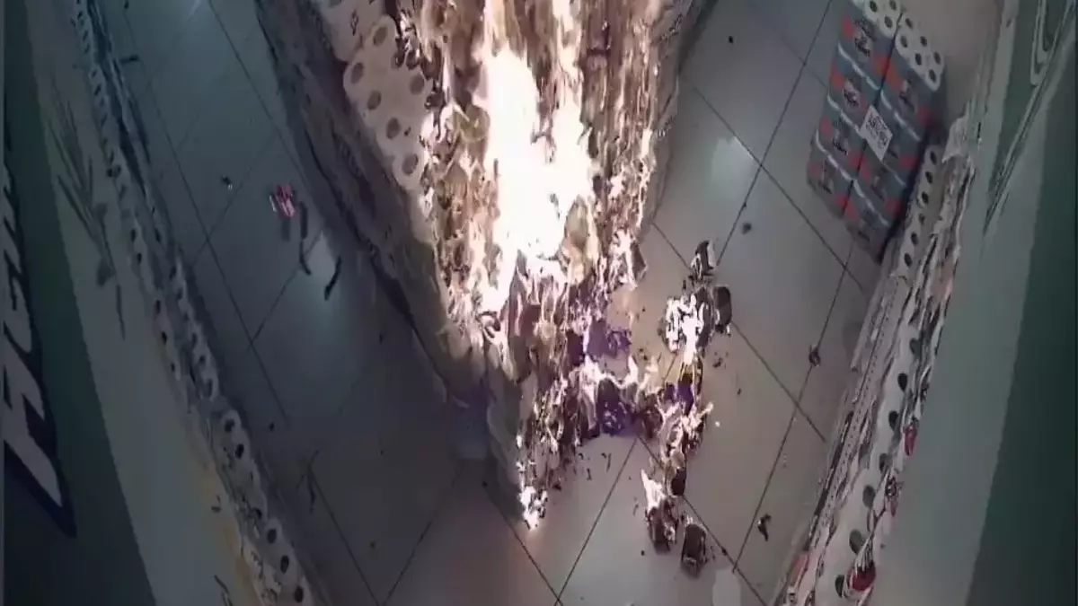 Nil&uuml;fer'de zincir markette bir &ccedil;ocuk, pe&ccedil;eteleri tutuşturarak yangın &ccedil;ıkardı