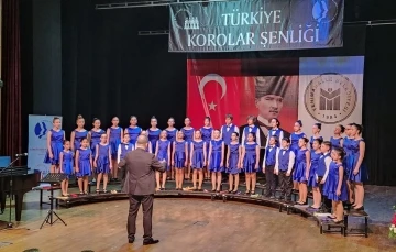 Nil&uuml;fer&rsquo;in &Ccedil;ocuk ve Gen&ccedil;lik Koroları&rsquo;na &ouml;d&uuml;l