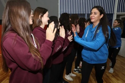 Nil&uuml;fer'in yıldızları başarılarını &ouml;ğrencilerle paylaştı