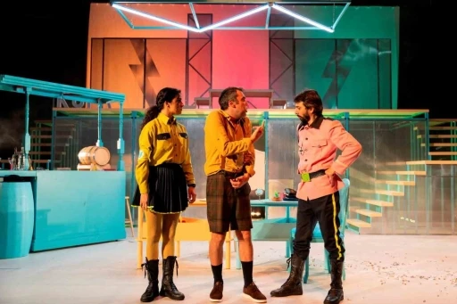 Nil&uuml;fer Kent Tiyatrosu &lsquo;Şvayk&rsquo; ile İstanbul turnesinde
