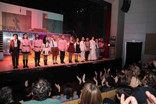 Nil&uuml;fer Kent Tiyatrosu &ldquo;Şvayk&rdquo; ile sezonu a&ccedil;tı
