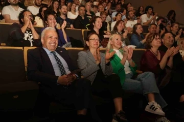 Nil&uuml;fer Kent Tiyatrosu yeni oyunla izleyici karşısında
