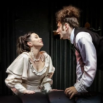 Nil&uuml;fer Tiyatro Festivali&rsquo;nde sahnelenen &lsquo;Şirreti Evcilleştirmek&rsquo; oyunu, sanatseverlerden tam not aldı