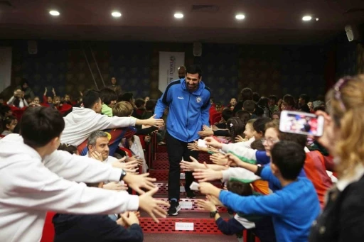 Nil&uuml;ferli hentbolcular &ouml;ğrencilerle buluştu