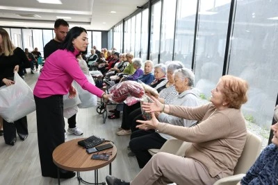 Nil&uuml;ferli kadınlardan huzurevi sakinlerine g&ouml;n&uuml;l k&ouml;pr&uuml;s&uuml;