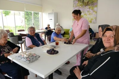 Nil&uuml;ferli kadınlardan huzurevinde sıcak buluşma