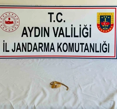 Nişanda takılan altınları alıp ka&ccedil;tı, jandarma yakalayıp teslim etti
