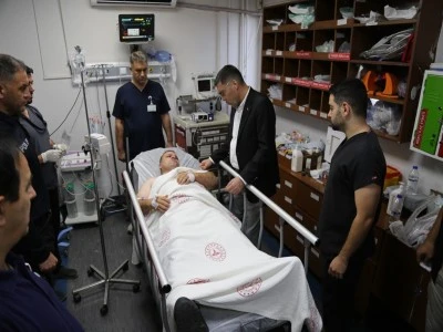 N&ouml;bet tutan polis memuruna bı&ccedil;aklı saldırı 