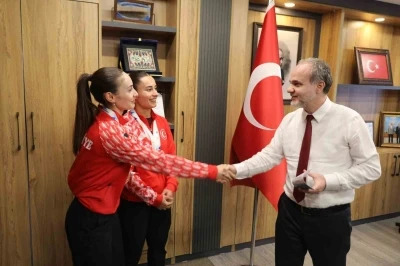 N&Ouml;H&Uuml; mezunu milli sporculardan Rekt&ouml;r Uslu&rsquo;ya ziyaret
