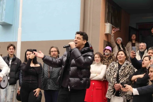 Norm Ender, 100. Yıl Marşı Parla&rsquo;yı Eskişehir&rsquo;de minik &ouml;ğrencilerle seslendirdi
