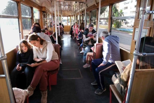 Nostalji Tramvayı&rsquo;nda kitap okudular
