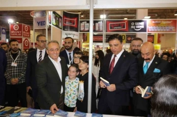 Nuri Erbak&rsquo;tan &lsquo;K&uuml;&ccedil;&uuml;k Kalemler&rsquo; okurlarıyla buluştu