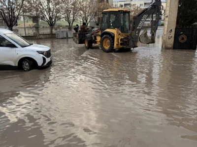 Nusaybin&rsquo;de sağanak; yollar ve okul bah&ccedil;eleri suyla doldu