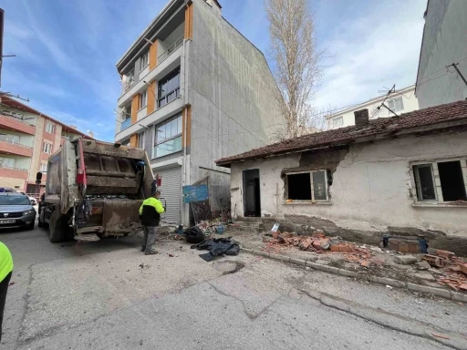 O &ccedil;&ouml;p ev yine temizleniyor
