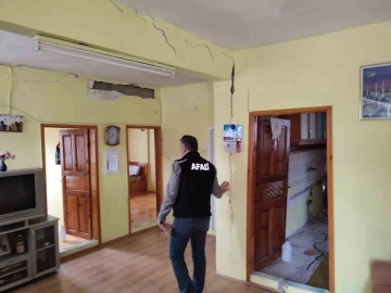 O k&ouml;y diken &uuml;st&uuml;nde
