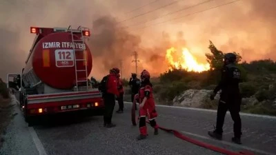 &Ouml;demiş ve Buca'da 8 u&ccedil;akla yangına m&uuml;dahale s&uuml;r&uuml;yor