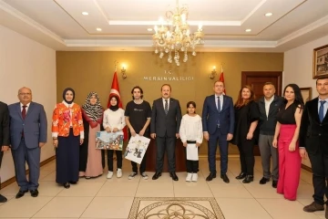 &Ouml;d&uuml;l alan &ouml;ğrenciler mutluluğunu Vali Pehlivan ile paylaştı
