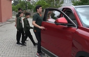 &Ouml;d&uuml;llerini aldılar ve Togg ile okullarına gittiler
