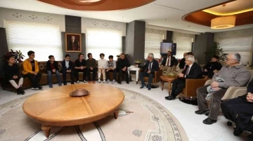 &Ouml;d&uuml;ll&uuml; karikat&uuml;ristler Başkan Erdem ile buluştu
