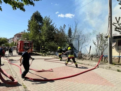 Odunlukta &ccedil;ıkan yangın eve sı&ccedil;radı: Tek katlı ev k&uuml;le d&ouml;nd&uuml;

