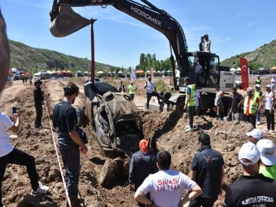 Off-Road aracını kep&ccedil;e kurtardı