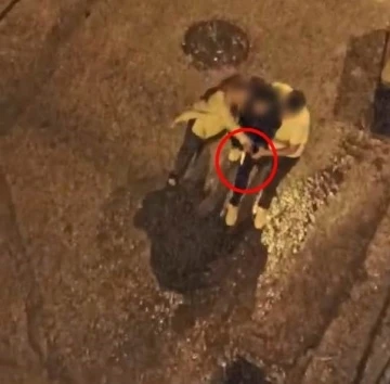 &Ouml;fkeli anne, oğlunu k&ouml;t&uuml; alışkanlıklara &ccedil;eken arkadaşının evini bastı
