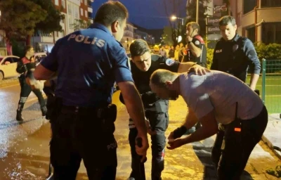 &Ouml;fkeli baba, kızını rahatsız eden gencin kulağını kesti: 1&rsquo;i polis 2 yaralı