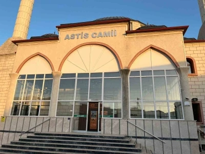 &Ouml;ğle namazını kıldırdı, kalp krizi ge&ccedil;irip hayatını kaybetti