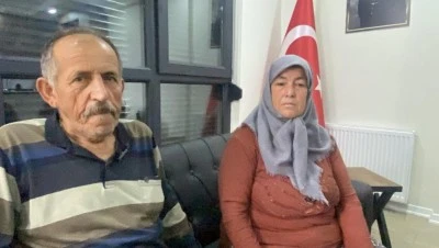 Oğlu bı&ccedil;aklanarak &ouml;ld&uuml;r&uuml;len anne g&ouml;zyaşları i&ccedil;inde adalet istedi: "Tarla gibi yapmış oğlumu"