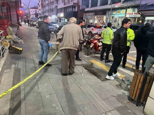 Oğlu tarafından bı&ccedil;aklanan baba...