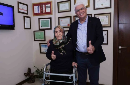 Oğlunun kucağında geldiği doktordan y&uuml;r&uuml;yerek &ccedil;ıktı
