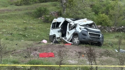 &Ouml;ğrenci servis minib&uuml;s&uuml; devrildi: 3 &ouml;l&uuml;, 7 yaralı