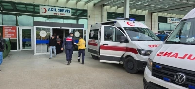 &Ouml;ğrenci servis minib&uuml;s&uuml; direğe &ccedil;arptı; 13 yaralı