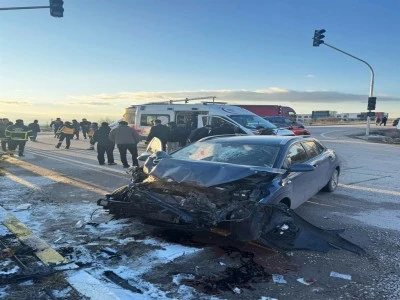 &Ouml;ğrenci servis minib&uuml;s&uuml; ile otomobil &ccedil;arpıştı: 9 yaralı