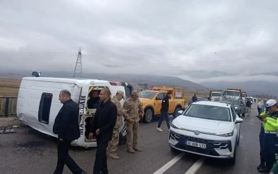 &Ouml;ğrenci servisi devrildi: 10 yaralı