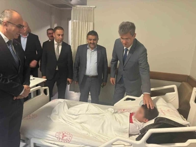&Ouml;ğrenci servisi ile otomobil &ccedil;arpıştı: 5 yaralı