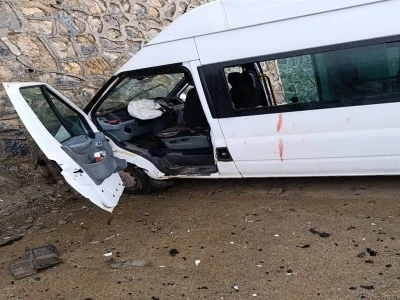 &Ouml;ğrenci servisi minib&uuml;s&uuml; ile otomobil &ccedil;arpıştı: 6 yaralı
