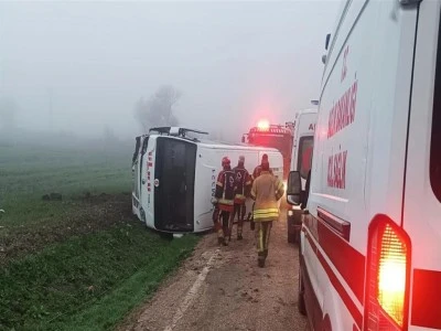 &Ouml;ğrenci servisi şarampole yuvarlandı; 8 yaralı