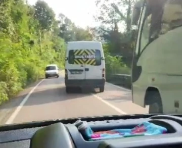 &Ouml;ğrenci servisinin hızlı ve tehlikeli ara&ccedil; kullandığı anlar kamerada
