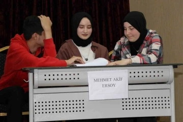 &Ouml;ğrenciler bilgi yarışmasında ter d&ouml;kt&uuml;
