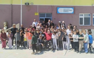 &Ouml;ğrenciler engelli bireylerle empati k&ouml;pr&uuml;s&uuml; kurdu
