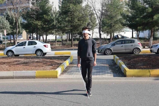 &Ouml;ğrenciler g&ouml;zleri kapalı y&uuml;r&uuml;d&uuml;, &rsquo;sarı bant&rsquo; ve &rsquo;kılavuz yollar&rsquo;ın &ouml;nemini anladı
