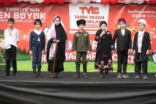 &Ouml;ğrenciler kost&uuml;m giyerek tarihi kahramanları canlandırdı