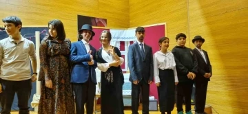 Bursa'da &ouml;ğrenciler sahnenin tozunu attırdı